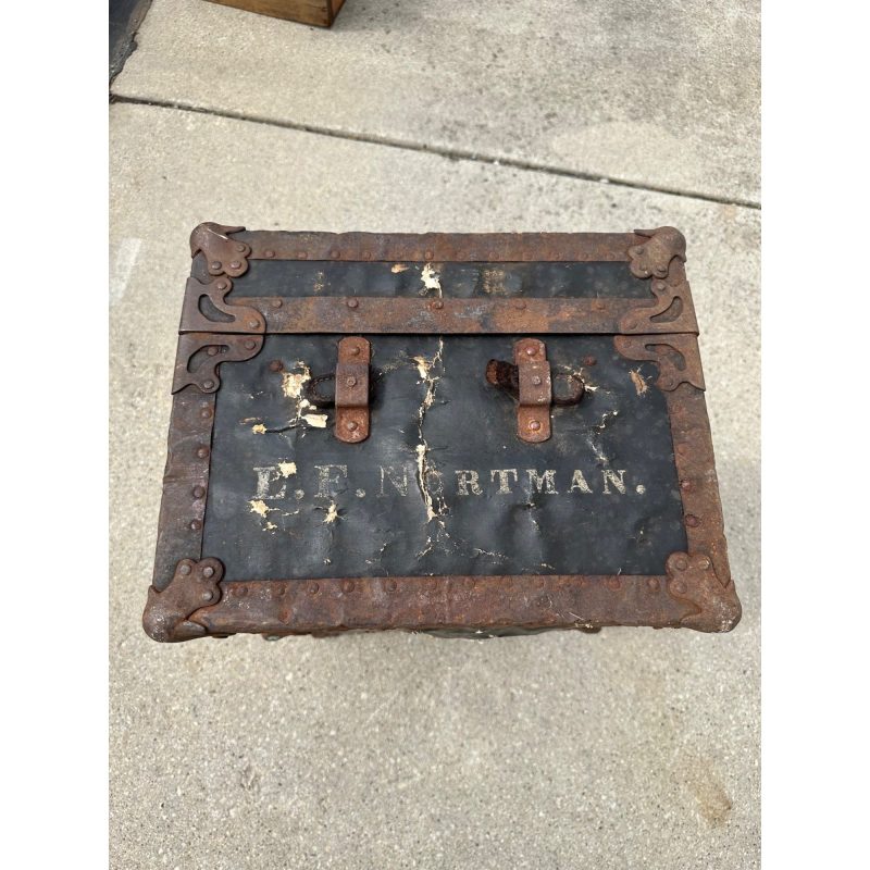 0d887cef-c696-4c1a-9e73-f8244dc7b6b3_LP.jpg Original WWI Lieutenant Leroy Nortman 33rd Division Storage Trunk Foot Locker WW1