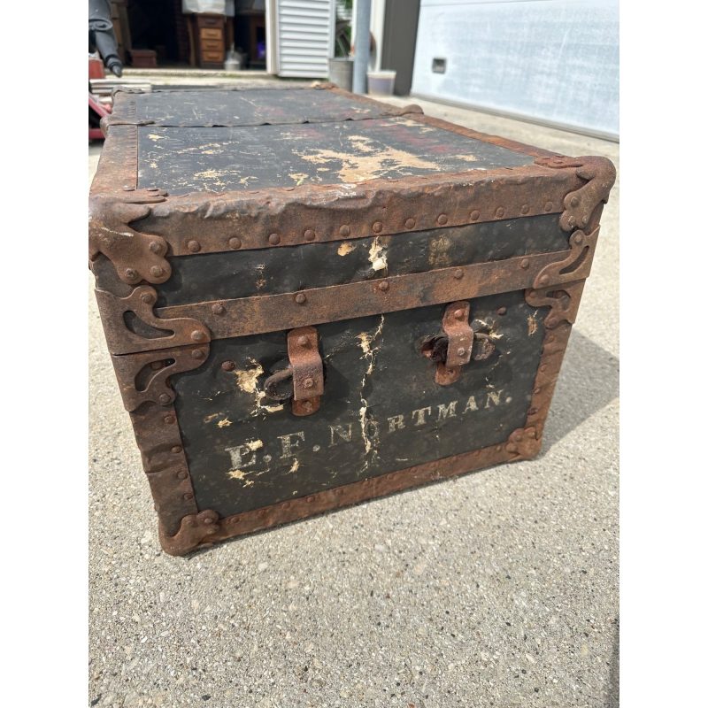 1ad33b35-6d58-4902-a750-020aedc4c498_LP.jpg Original WWI Lieutenant Leroy Nortman 33rd Division Storage Trunk Foot Locker WW1