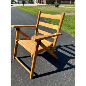 8e54fd00-5bfa-43f8-a4c1-1f09ec5038c5_LP.jpg Vintage Child's Wooden Slat Folding Deck Lawn Beach Chair