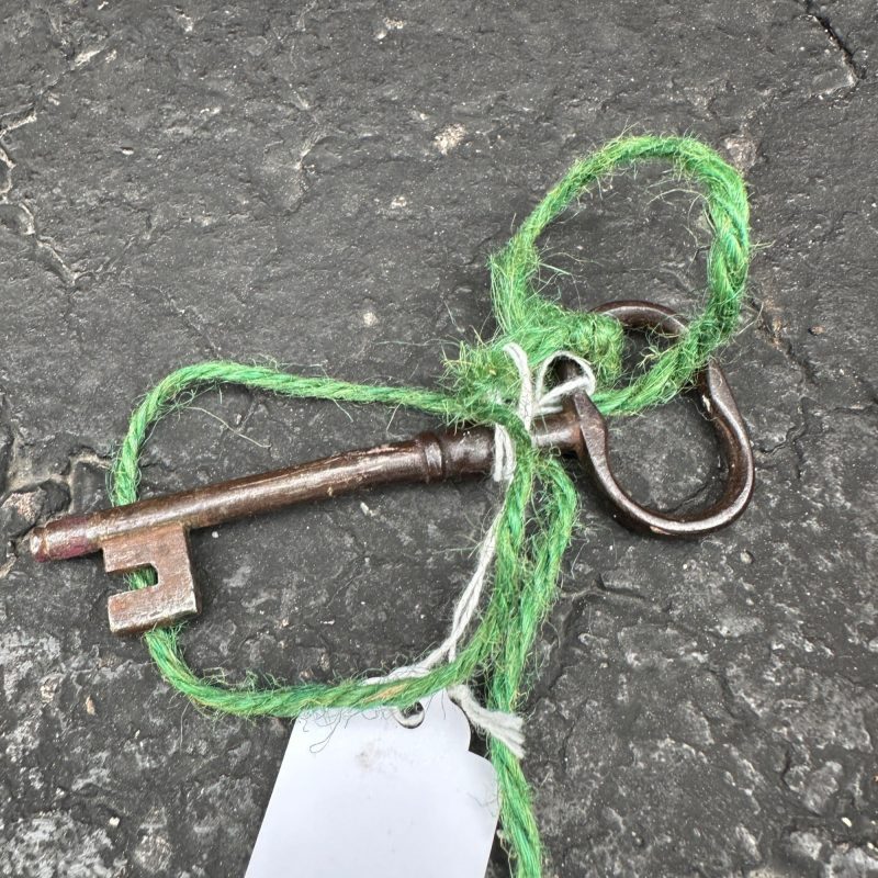Antique Primitive Hunchback Immigrants Wooden Trunk w/ Key