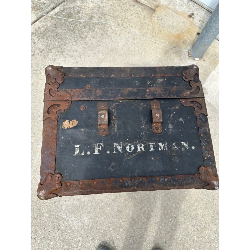 f1770704-62b6-4088-a94e-fdc40c81ec29_LP.jpg Original WWI Lieutenant Leroy Nortman 33rd Division Storage Trunk Foot Locker WW1